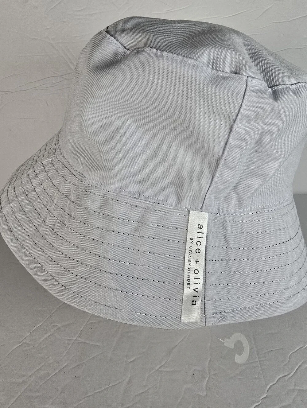 NWOT Alice + Olivia x FABFITFUN Reversible Daisy Bucket Hat One Size